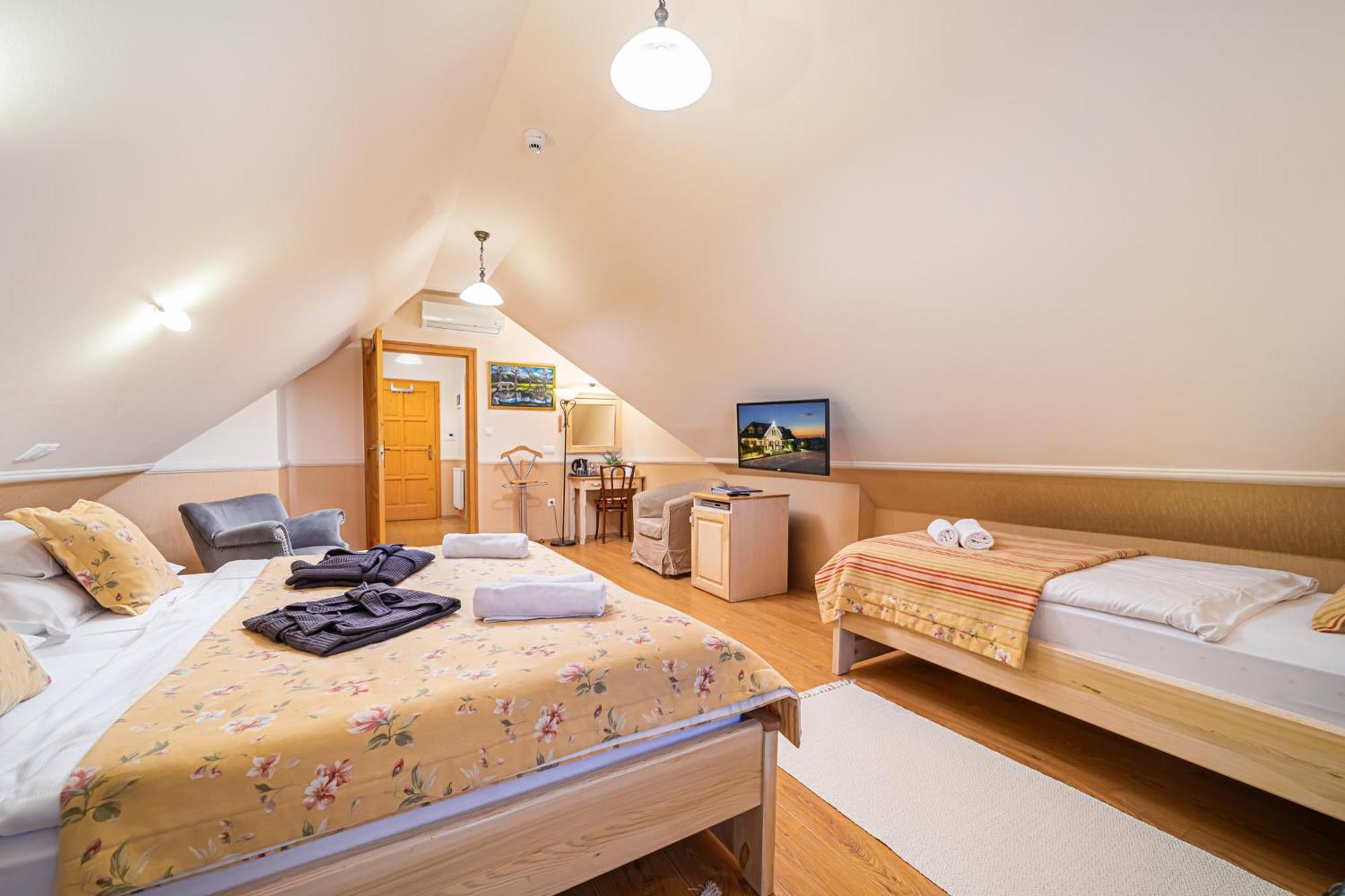 Готель Rigotanya Relax & Wellness Panzio Buekfuerdo Екстер'єр фото